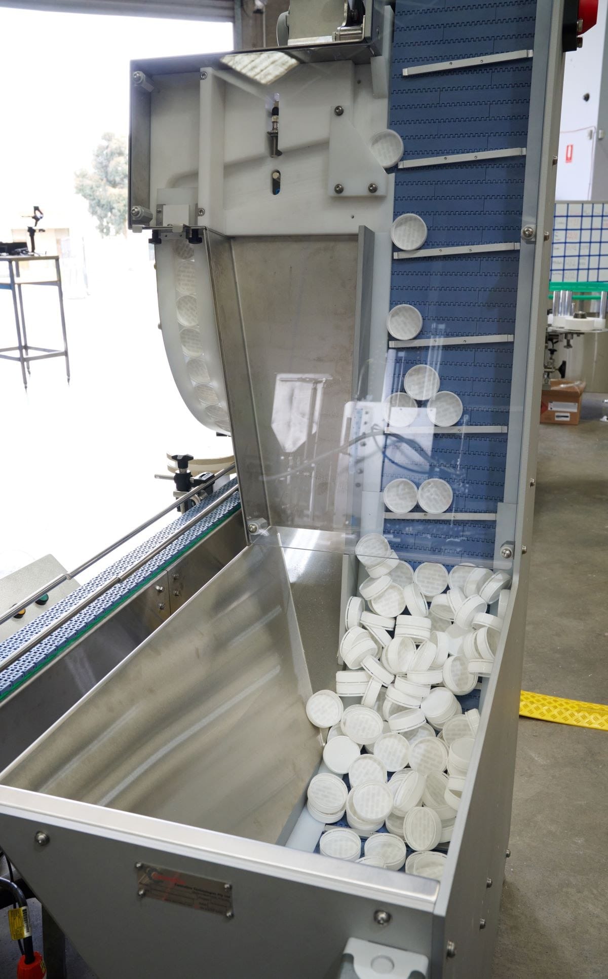 Cap sorter bulk hopper