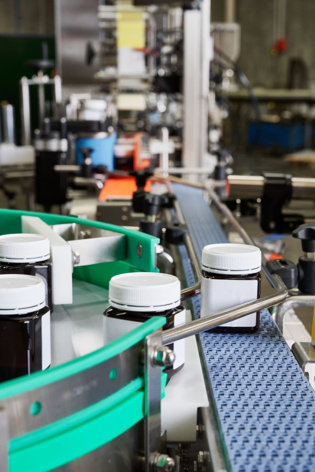 Cap sorter on a filling line