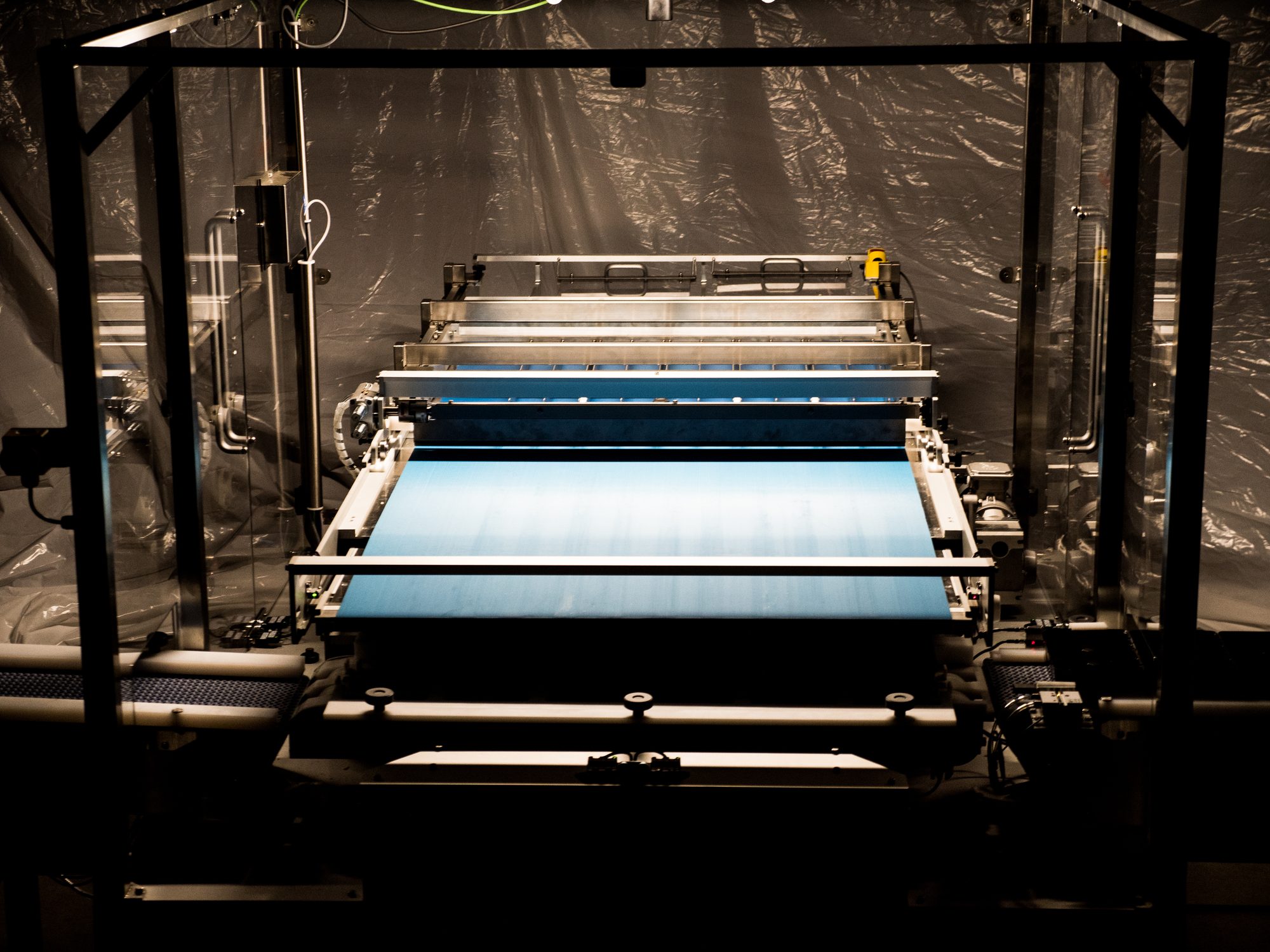 Product belt inside the pie packing machine