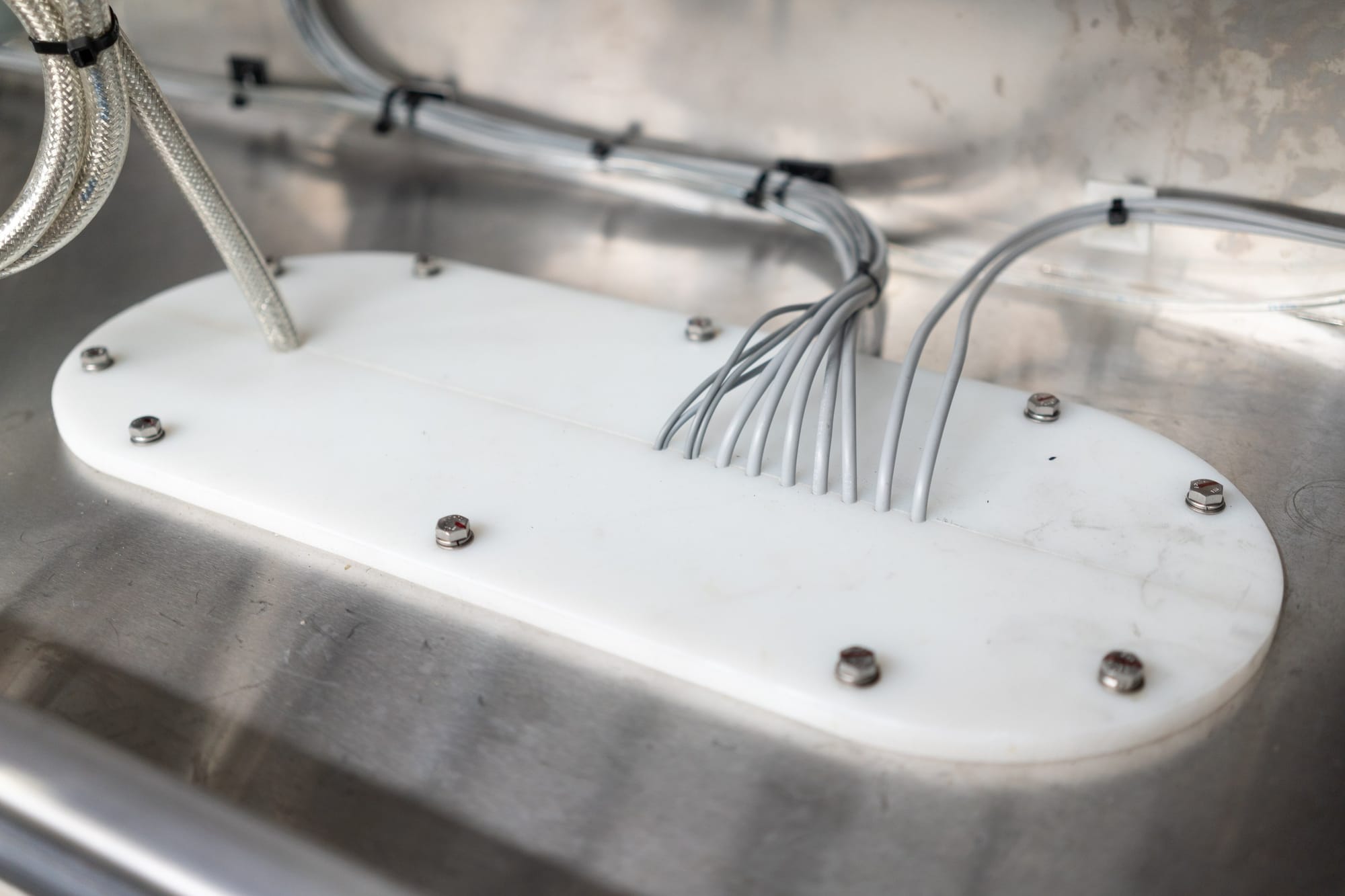 Hygienic outlet plate