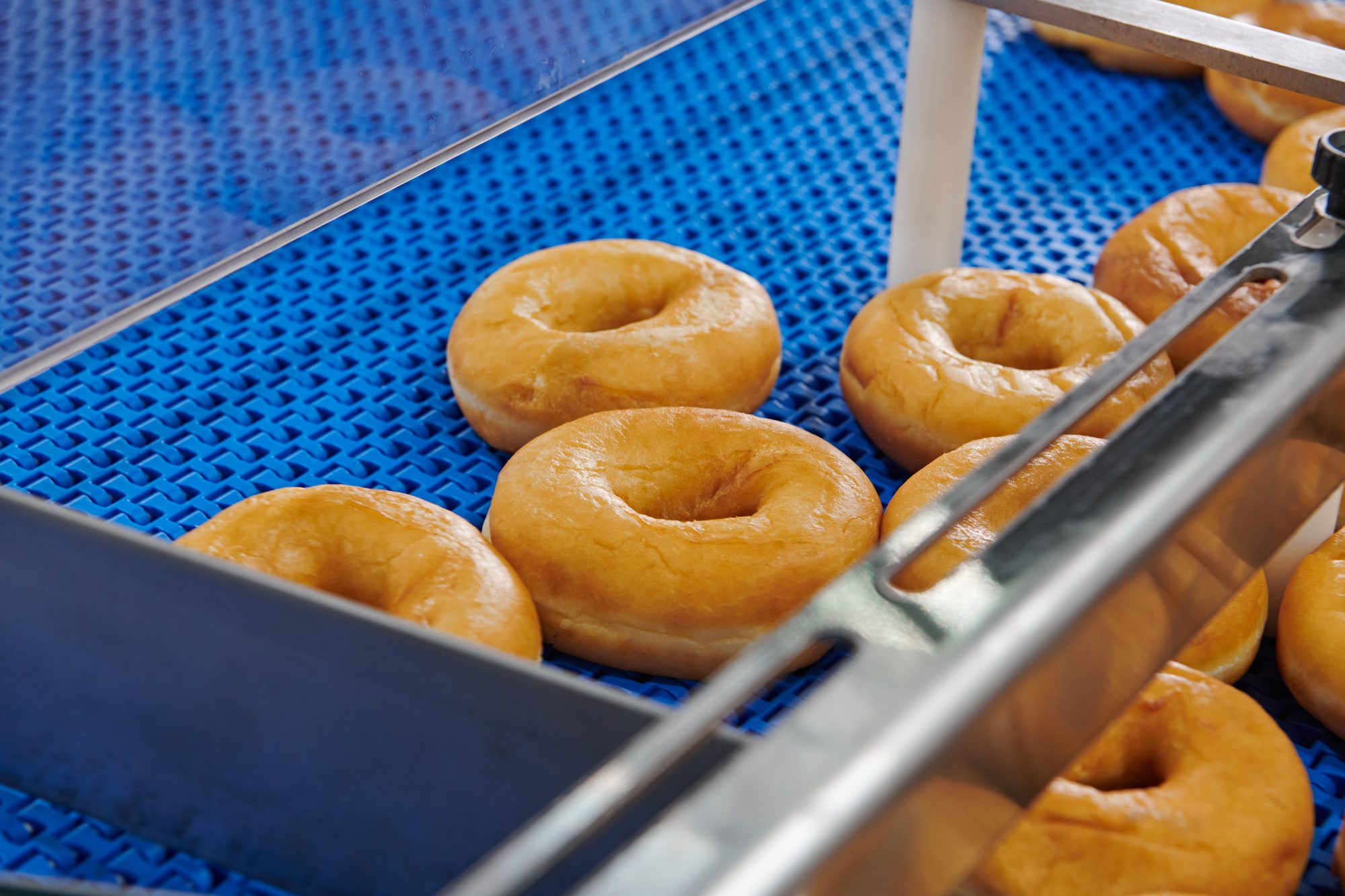 Donuts arriving at random and being guided into lanes